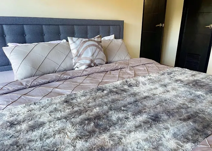 Elegant 2 Bedroom Near Solaire, Okada Apartment Manila