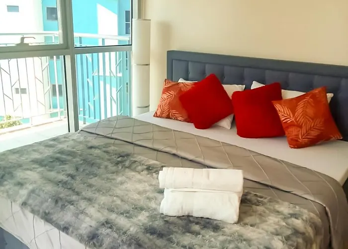 Elegant 2 Bedroom Near Solaire, Okada Apartment Manila